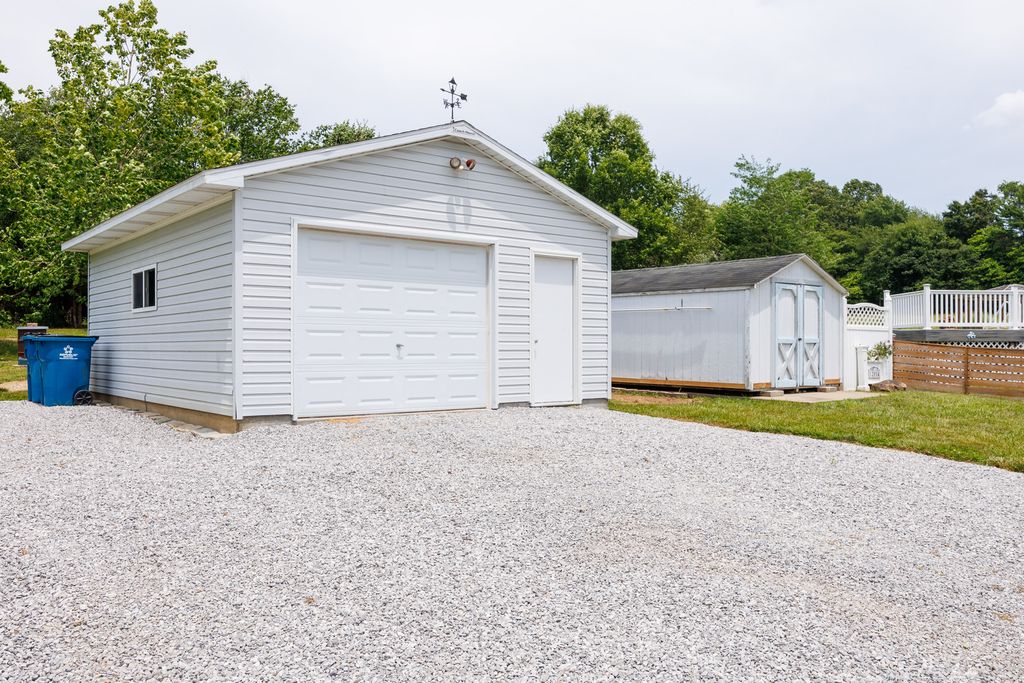Image 7 of property listing at 12084 E Hutchison Road, Mt Vernon, IL 62864