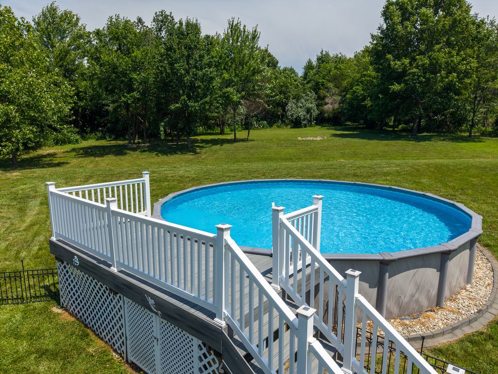 Image 9 of property listing at 12084 E Hutchison Road, Mt Vernon, IL 62864