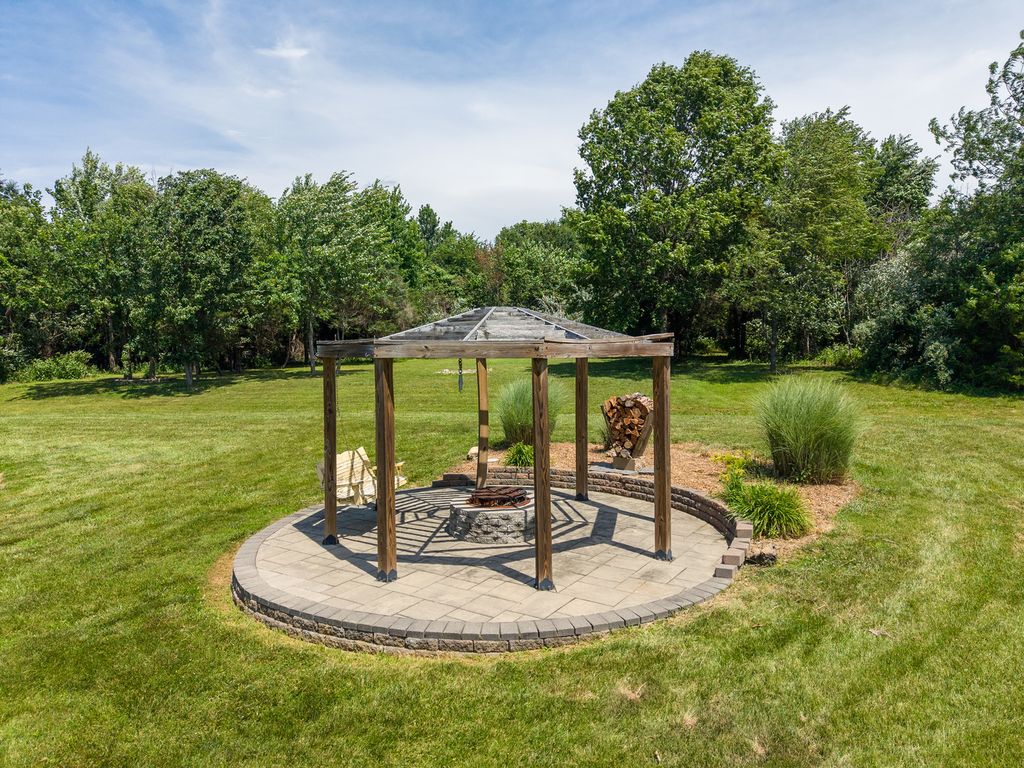Image 10 of property listing at 12084 E Hutchison Road, Mt Vernon, IL 62864