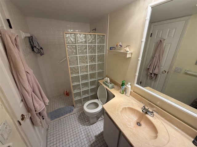 425 SE 11th Terrace 302, Dania Beach, FL 33004