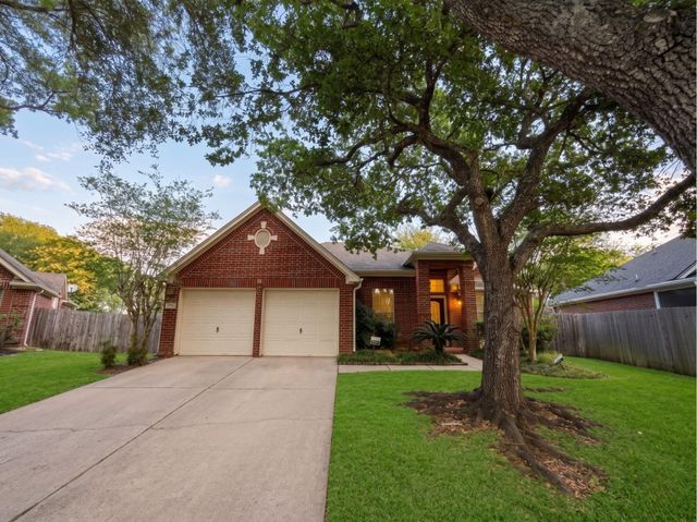 111 Chandler Court, Sugar Land, TX 77479