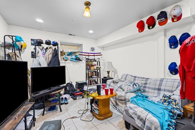 7341 N Honore Street, Chicago, IL 60626