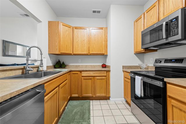 25899 Maritime Circle N, Harrison Charter Township, MI 48045