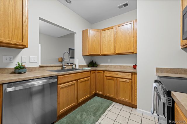 25899 Maritime Circle N, Harrison Charter Township, MI 48045