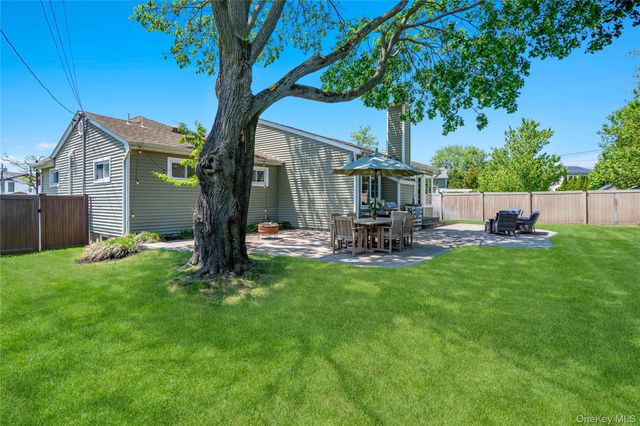 8 Melony Avenue, Plainview, NY 11803