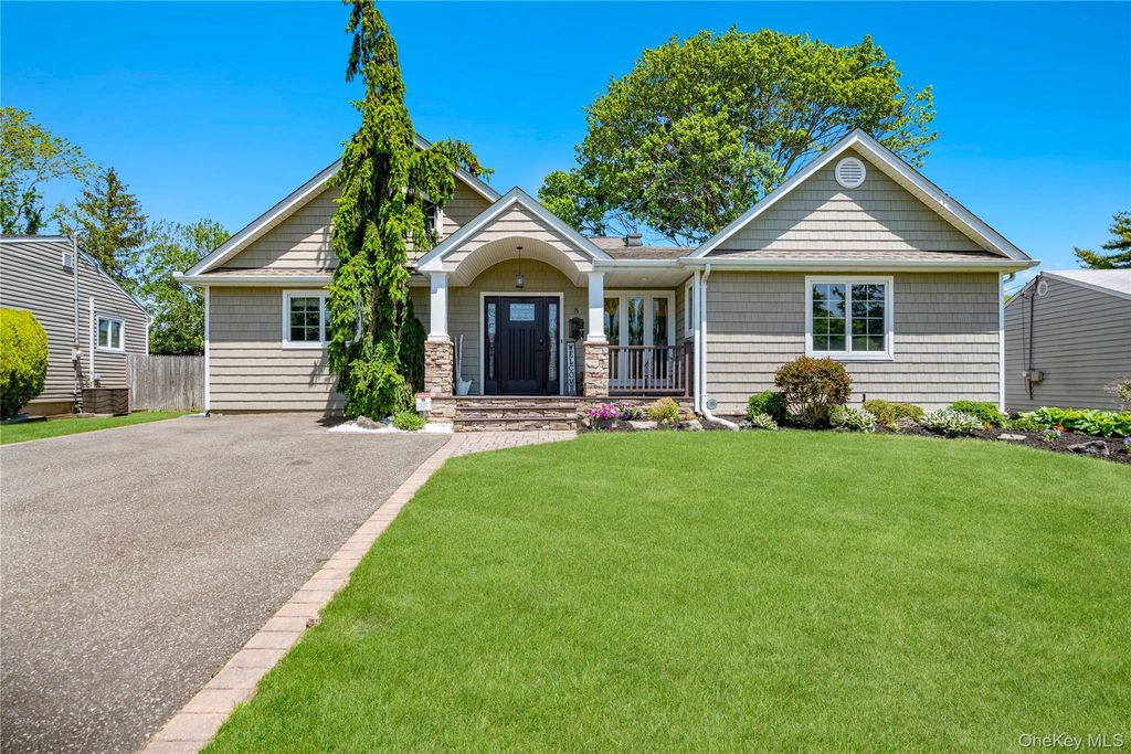 8 Melony Avenue, Plainview, NY 11803