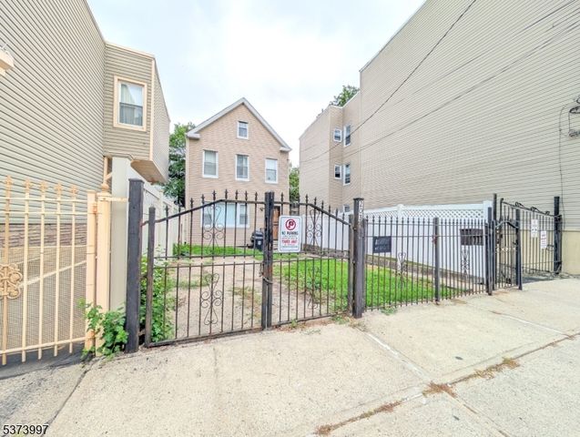 203 Lake St, Newark City, NJ 07104