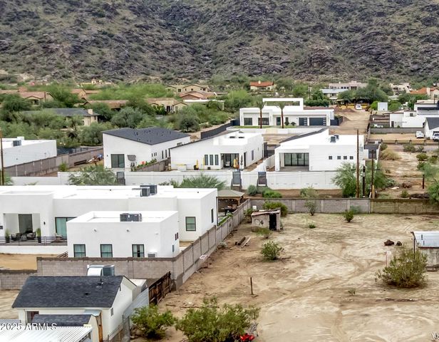 2237 E DESERT Lane, Phoenix, AZ 85042