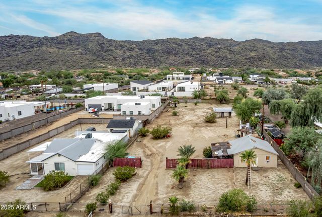 2237 E DESERT Lane, Phoenix, AZ 85042