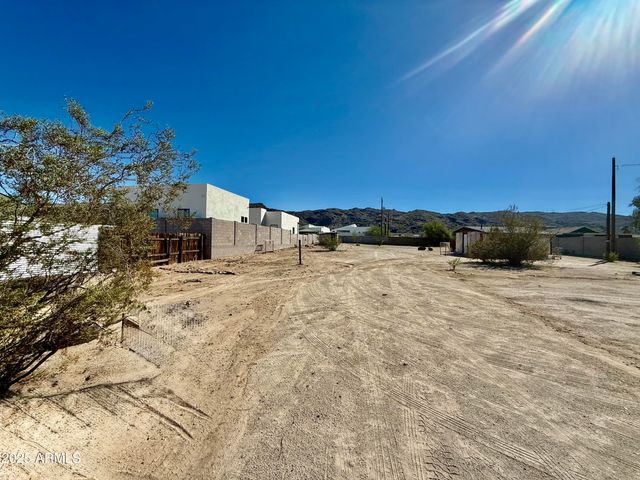 2237 E DESERT Lane, Phoenix, AZ 85042