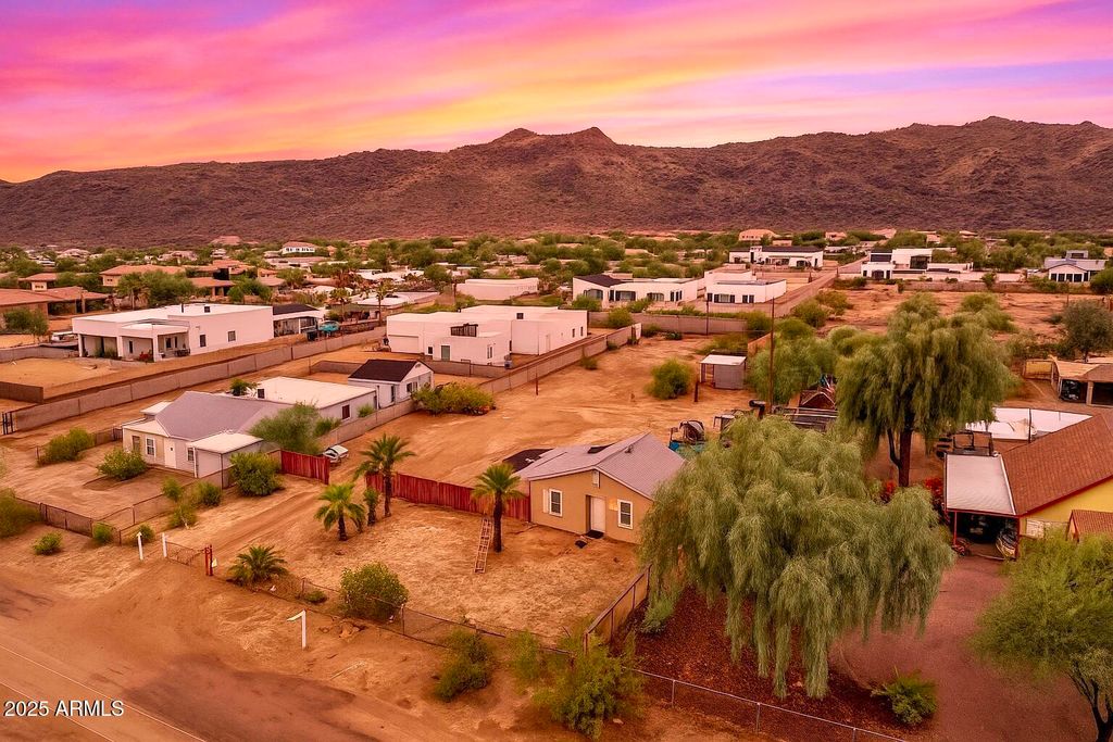 2237 E DESERT Lane, Phoenix, AZ 85042