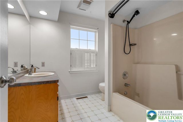 174 Cherry Hill Road, Bushkill Twp, PA 18064