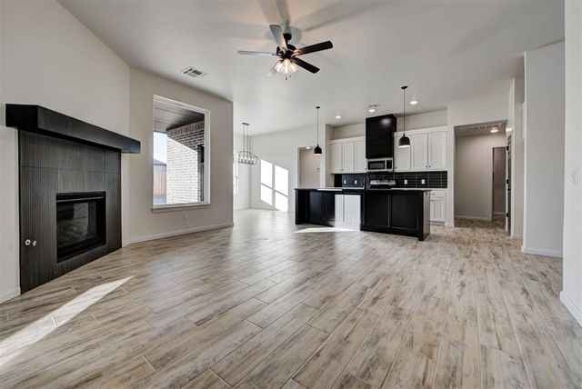 2004 W Flintlock Way, Mustang, OK 73064