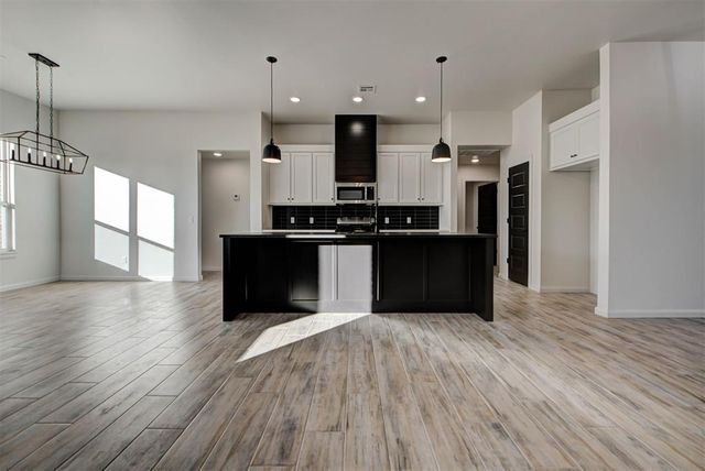 2004 W Flintlock Way, Mustang, OK 73064