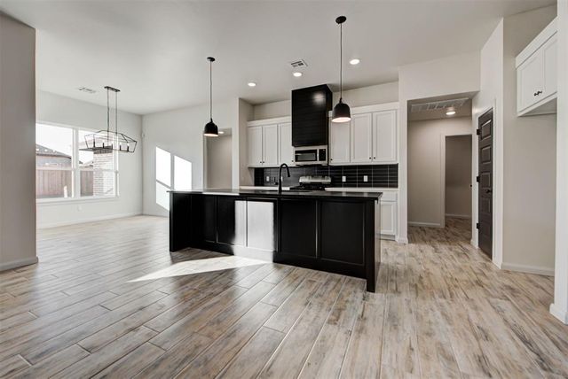 2004 W Flintlock Way, Mustang, OK 73064