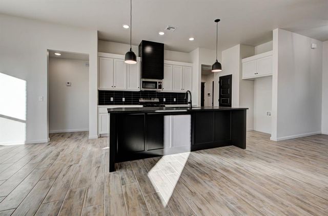 2004 W Flintlock Way, Mustang, OK 73064