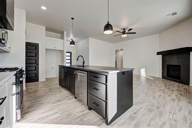 2004 W Flintlock Way, Mustang, OK 73064