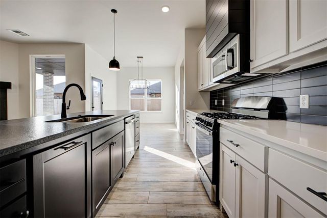 2004 W Flintlock Way, Mustang, OK 73064