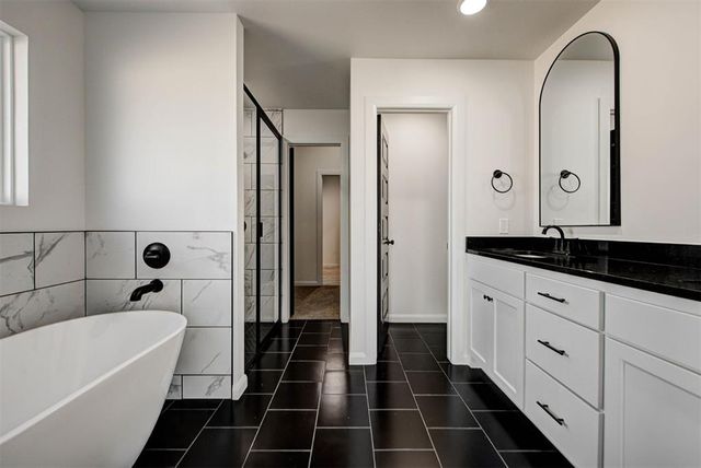 2004 W Flintlock Way, Mustang, OK 73064