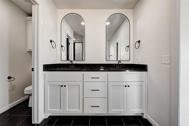 2004 W Flintlock Way, Mustang, OK 73064