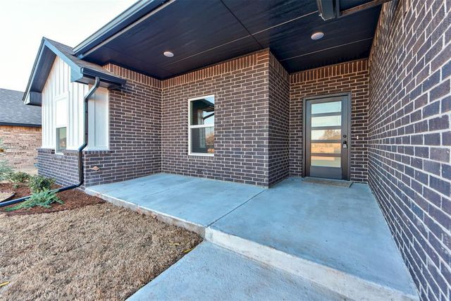 2004 W Flintlock Way, Mustang, OK 73064