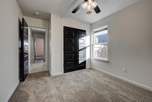 2004 W Flintlock Way, Mustang, OK 73064