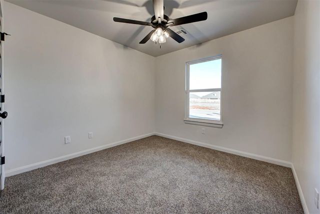 2004 W Flintlock Way, Mustang, OK 73064