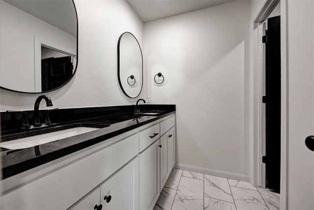 2004 W Flintlock Way, Mustang, OK 73064