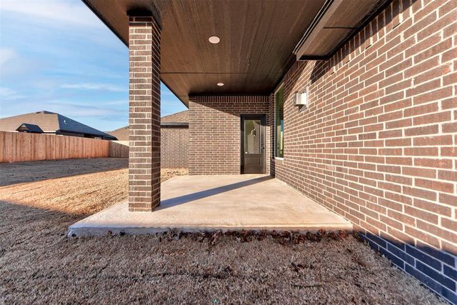 2004 W Flintlock Way, Mustang, OK 73064