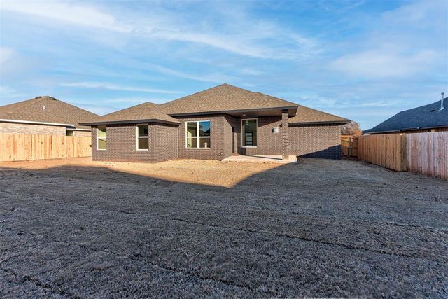 2004 W Flintlock Way, Mustang, OK 73064