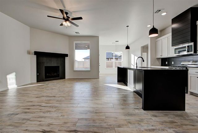 2004 W Flintlock Way, Mustang, OK 73064