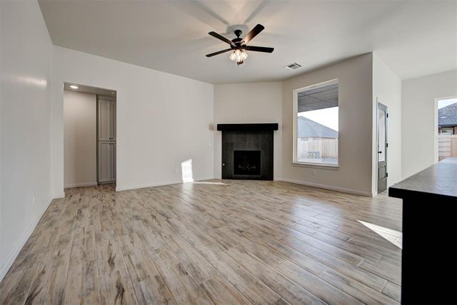 2004 W Flintlock Way, Mustang, OK 73064