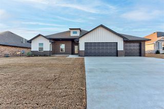 2004 W Flintlock Way, Mustang, OK 73064