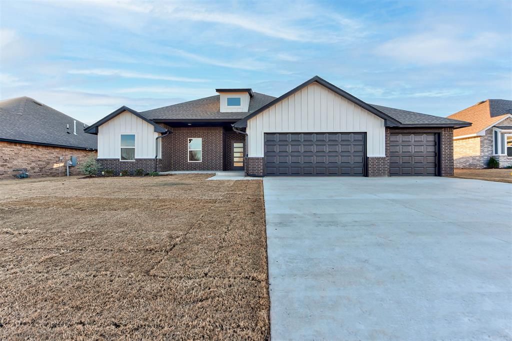 2004 W Flintlock Way, Mustang, OK 73064