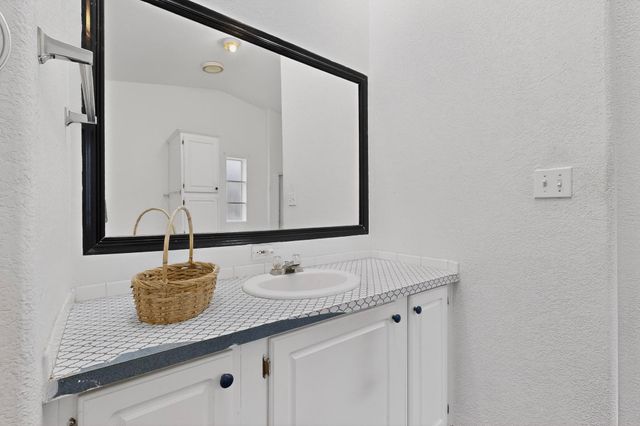 82 Jesse James Road, Edgewood, NM 87015