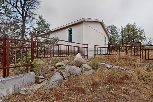 82 Jesse James Road, Edgewood, NM 87015