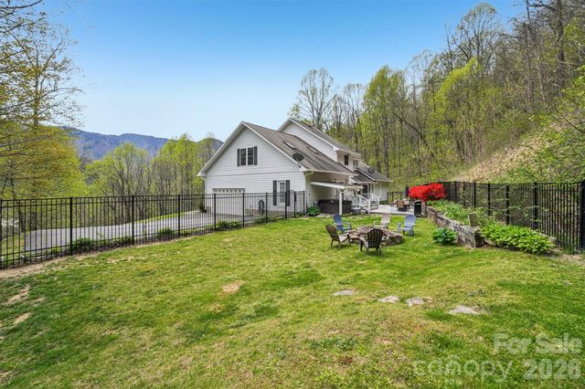 302 Davy Crockett Drive, Maggie Valley, NC 28751