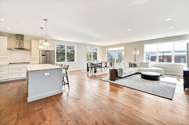 4441 Wolf Road 206, Western Springs, IL 60558