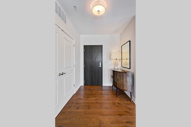 4441 Wolf Road 206, Western Springs, IL 60558