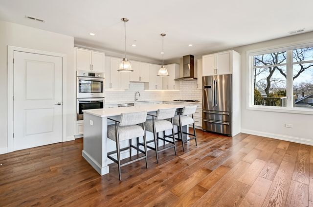 4441 Wolf Road 206, Western Springs, IL 60558