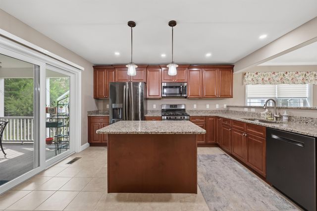 31 Castle Ct Unit 31, Kingston, NH 03848