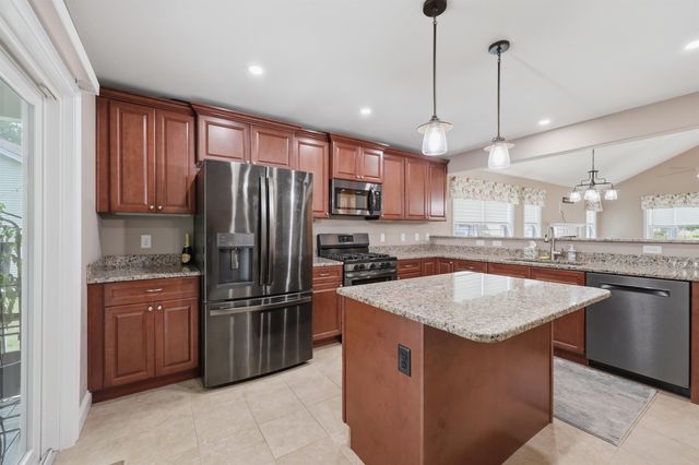 31 Castle Ct Unit 31, Kingston, NH 03848