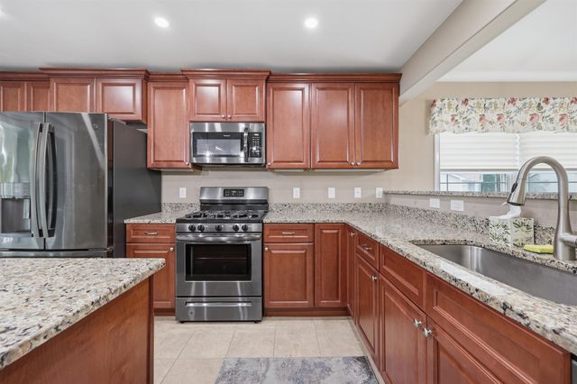 31 Castle Ct Unit 31, Kingston, NH 03848