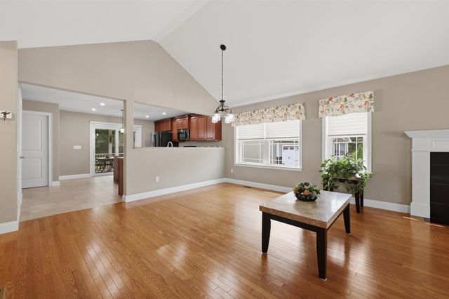 31 Castle Ct Unit 31, Kingston, NH 03848