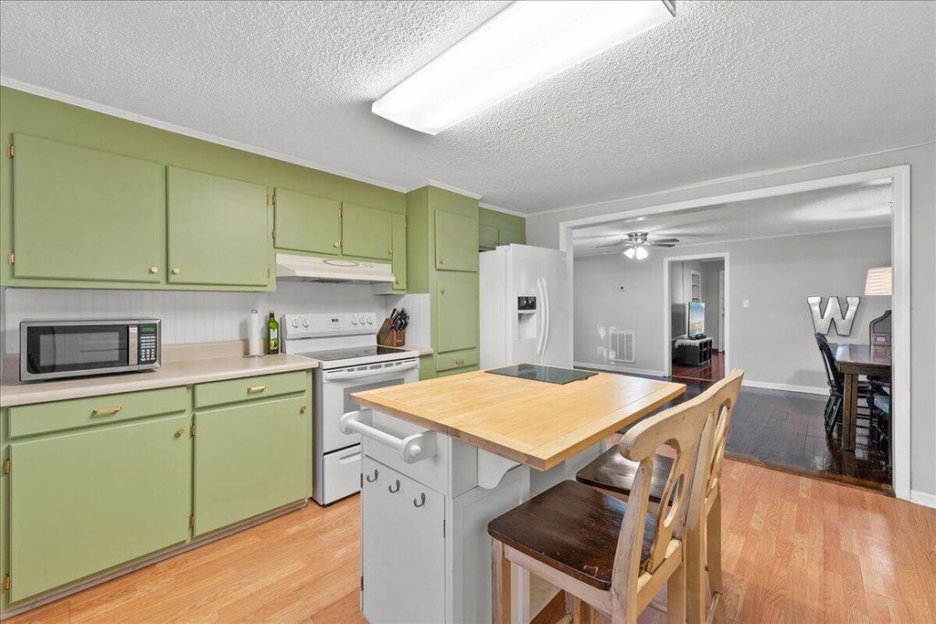 Image 12 of property listing at 504 Blue Ridge Street, Easley, SC 29640