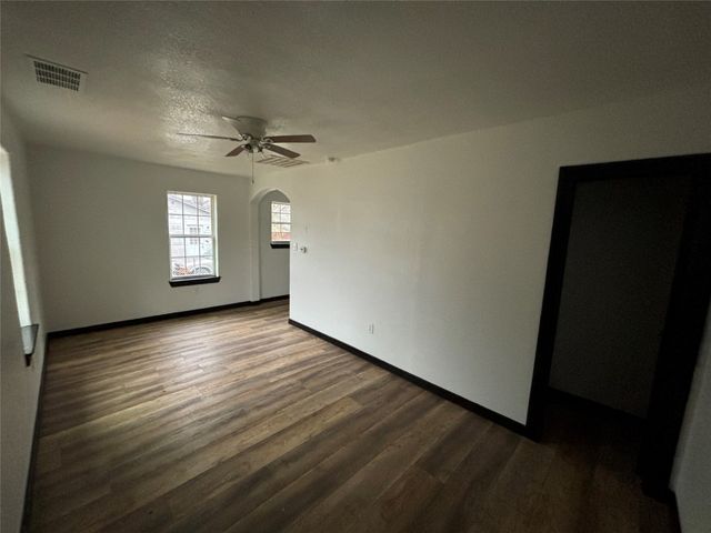 401 E Freeman Street, Ennis, TX 75119