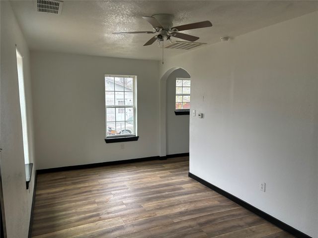 401 E Freeman Street, Ennis, TX 75119