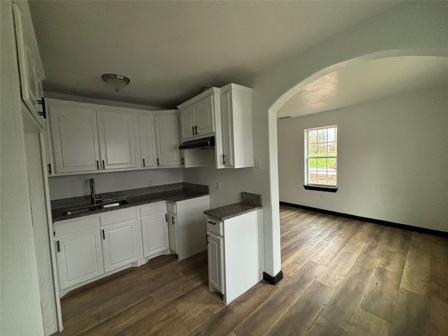 401 E Freeman Street, Ennis, TX 75119