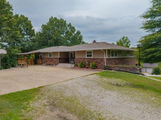 1904 Lakeview Drive, Ava, MO 65608