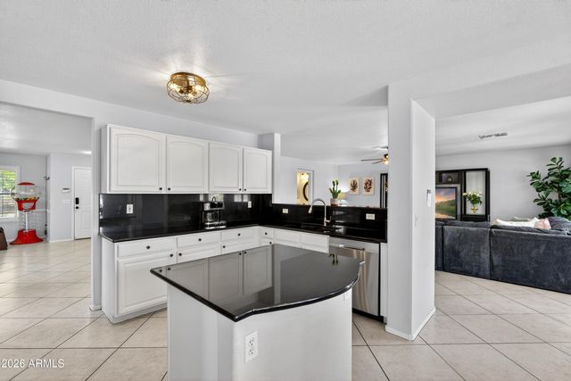 704 W LA PRYOR Lane, Gilbert, AZ 85233